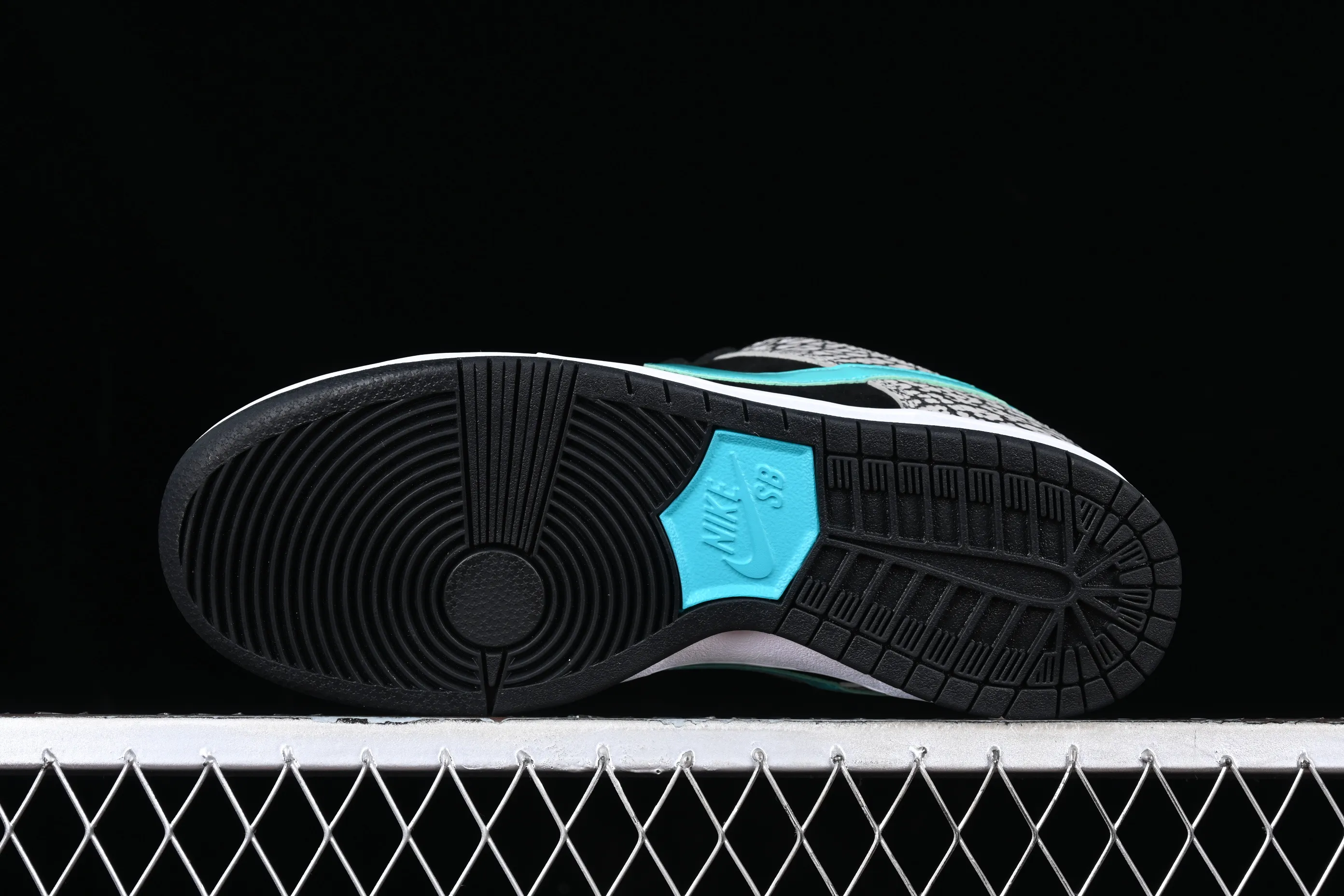 All categories Nk SB Dunk series Nk SB Dunk Low low-top sneakers Nk SB Dunk Low Pro black and white green spotted pattern sports skateboard shoes BQ6817-009